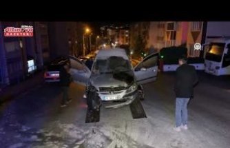 Karabük'te duvara çarparak alev alan otomobil kullanılamaz hale geldi