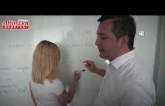 Öğrencilere İngilizce kursu Belediye Başkanı tarafından veriliyor