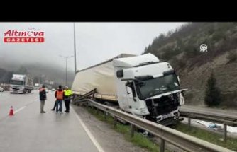 Samsun'da freni boşalan tır refüje çıktı