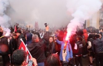 SAMSUN - Samsunsporlu taraftarlar, takımlarının 11 yıl sonra Süper Lig'e çıkmasını kutladı