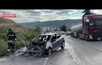 Samsunsporlu oyuncu Musaba'nın kullandığı otomobil seyir halindeyken alev aldı