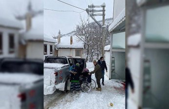Yolları karla kaplı evine gidemeyen yaşlı kadının yardımına orman ekipleri koştu