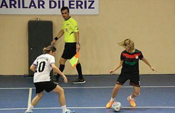 İşitme Engelliler Kadın Futsal Türkiye Şampiyonası Karabük'te sürüyor