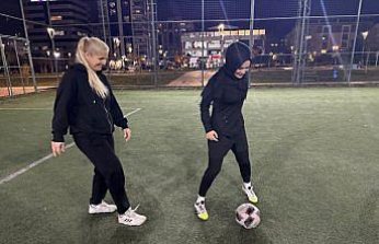 Farklı mesleklerden kadınlar her hafta halı sahada buluşuyor