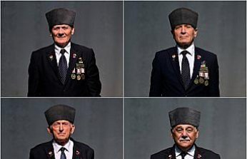 Kıbrıs gazilerinden oluşan koro kahramanlık ezgilerini seslendiriyor