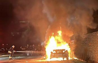 Samsun'da seyir halinde alev alan lüks otomobil kullanılamaz hale geldi