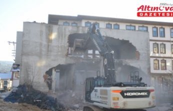 Havza'da sel ve taşkınları önleme çalışmaları kapsamında iş yerlerinin yıkımı başladı