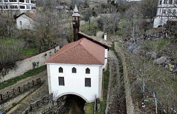 Safranbolu'da altından dere geçen tarihi cami dikkati çekiyor