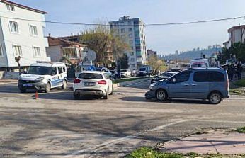 Samsun'da hafif ticari araç ile otomobilin çarpıştığı kazada 3 kişi yaralandı