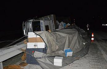 Samsun’da tır ile kamyonun çarpışması sonucu dökülen malzemeler yolu trafiğe kapattı