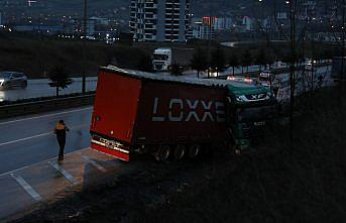 Samsun'da yoldan çıkan tırın sürücüsü yaralandı
