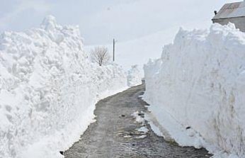 Gümüşhane'de nisanda karla mücadele sürüyor