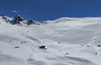 Rize'de karlar altında kalan yayla evleri havadan görüntülendi