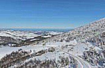 Alaçam'da karla kaplanan 1650 rakımlı Dürtmen Dağı dronla görüntülendi