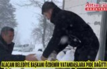 Alaçam Belediye Başkanı Özdemir vatandaşlara pide dağıttı