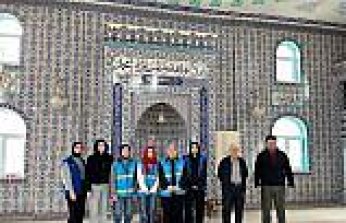 Alaçam Gençlik Merkezi gönüllüleri camilerde temizlik yapıyor