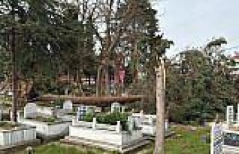 Alaçam'da fırtına mezarlıkta hasara neden oldu