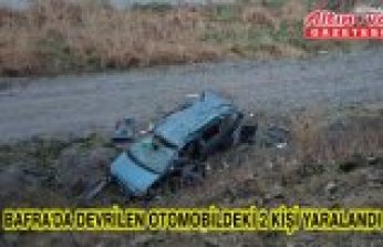Bafra'da devrilen otomobildeki 2 kişi yaralandı