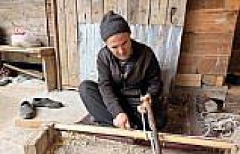 Geleneksel beşik ustası kaybolmaya yüz tutan mesleğini yaşatmaya çalışıyor