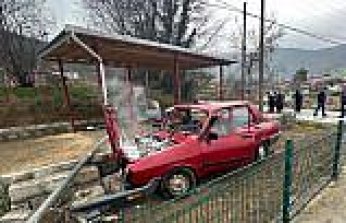 Kolay'da tel çite çarpıp tarlaya giren otomobildeki 3 kişi yaralandı