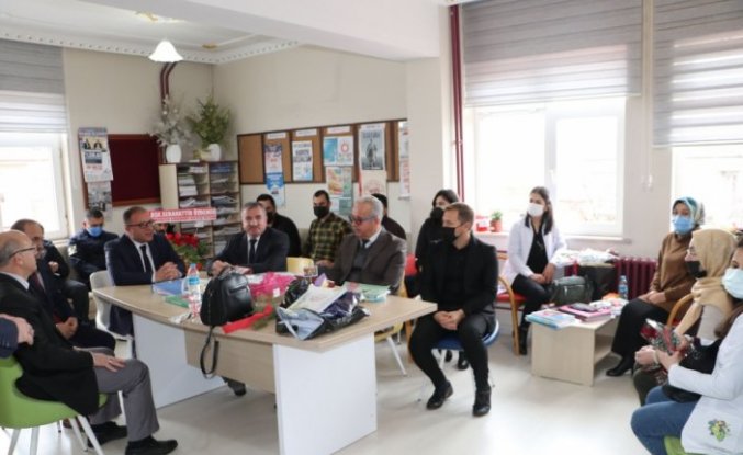 Havza Kaymakamı Nayman ve Belediye Başkanı Özdemir'den öğretmenlere çiçek