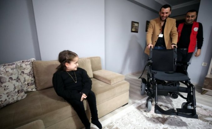 Bedensel engelli küçük kız akülü tekerlekli sandalye ve tablet hayaline kavuştu