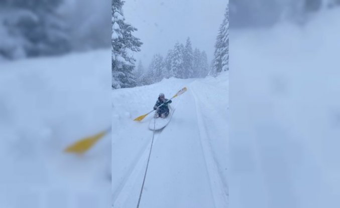 Kano ile karda “ekstrem“ kayak keyfi yaptı
