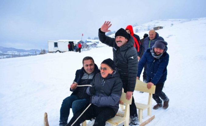 Ordu'daki yayla festivalinde katılımcılar kar üzerinde horon tepti
