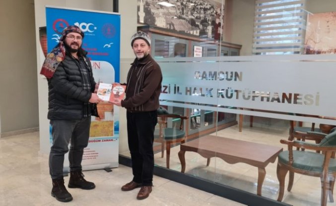 Samsun'da bir araya gelen şair ve yazarlar kitaplarını kütüphaneye bağışladı