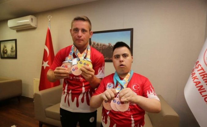 Çekya'da madalya  kazanan özel sporcular Samsun'a geldi