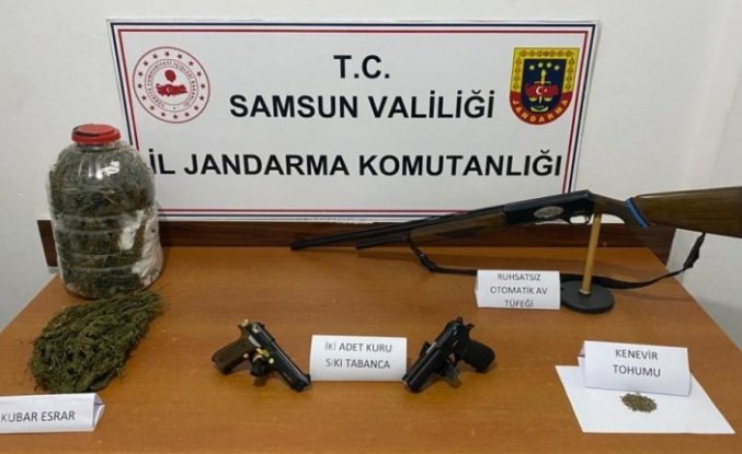 Samsun'da jandarma uyuşturucuyu yola atan şüphelileri yakaladı