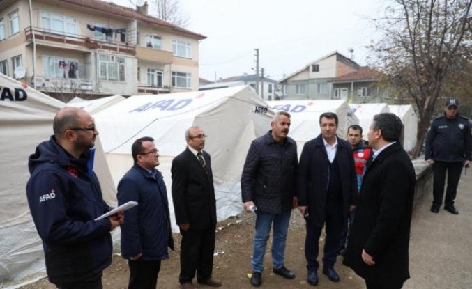 Düzce Valisi Atay, çadırlarda kalan depremzedeleri ziyaret etti