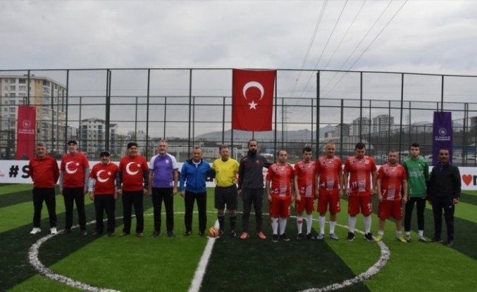 Ordu Valisi Tuncay Sonel gözleri kapalı futbol oynadı