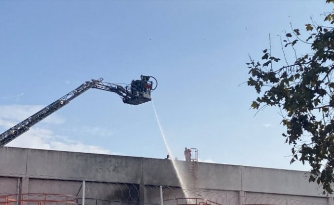 Samsun'da limanda atık yağ tankında meydana gelen patlama sonrası yangın çıktı