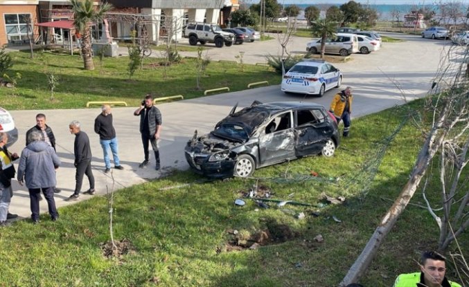Samsun'da devrilen otomobildeki 3 genç yaralandı