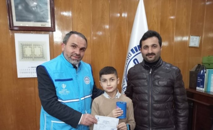 Samsun'da 11 yaşındaki çocuk, tablet almak için biriktirdiği parayı depremzedelere bağışladı