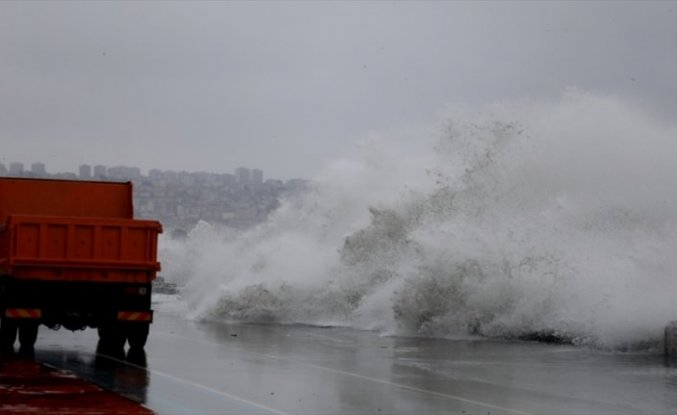 Samsun'da dalgalar sahilde hasara neden oldu