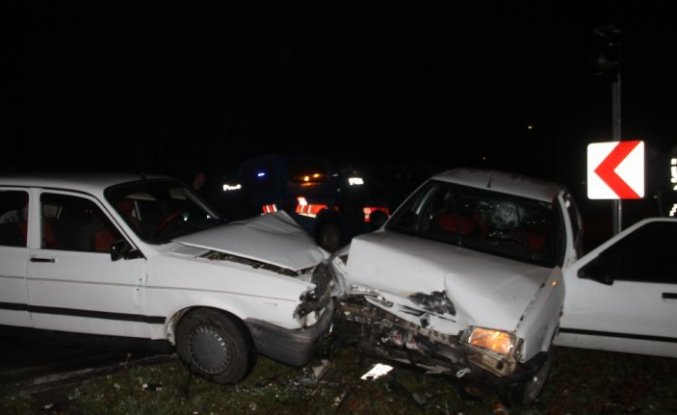 Samsun'da iki otomobilin çarpıştığı kazada 4 kişi yaralandı