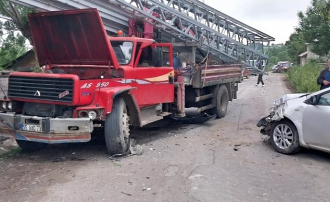 Samsun'da kamyonla otomobil çarpıştı, 2 kişi yaralandı