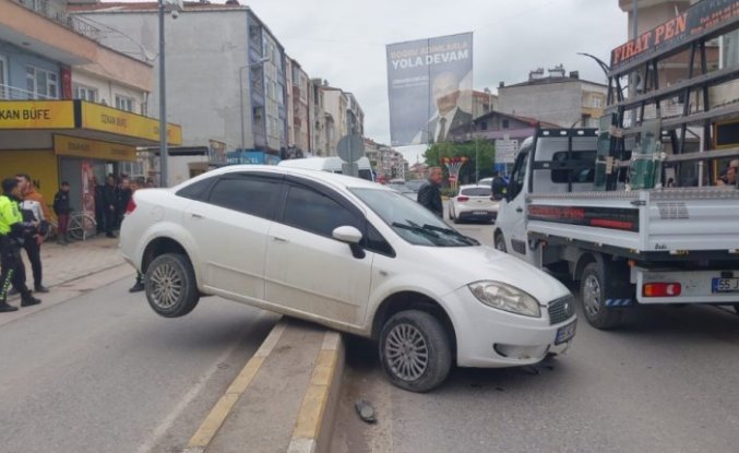 Samsun'da minibüs ile çarpışan otomobilin sürücüsü yaralandı