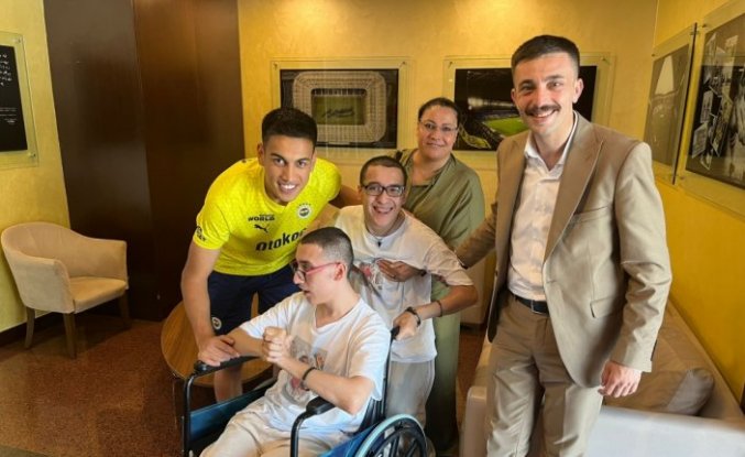 Bedensel engelli ikiz kardeşlerin Fenerbahçeli futbolcularla bir araya gelme hayali gerçek oldu