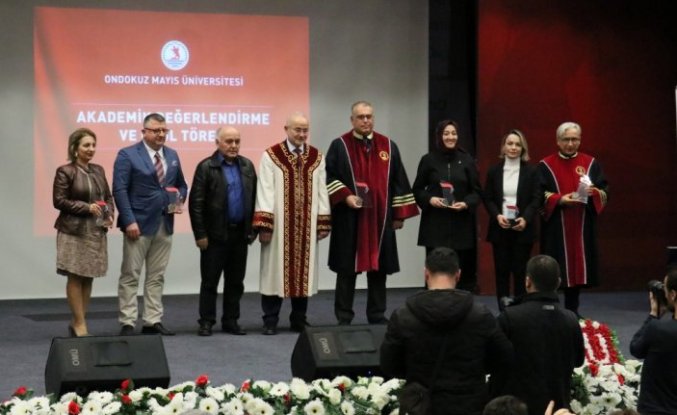 OMÜ'de 158 öğretim üyesi için cübbe giyme töreni düzenlendi