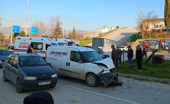 Sinop'ta iki hafif ticari aracın çarpıştığı kazada 3 kişi yaralandı
