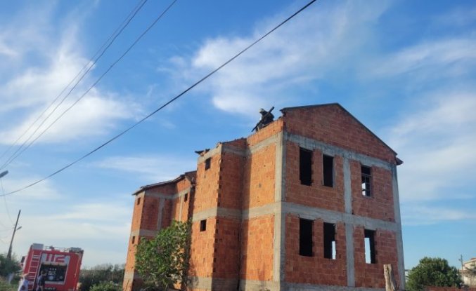 Samsun'da inşaat halindeki binanın çatısı yandı