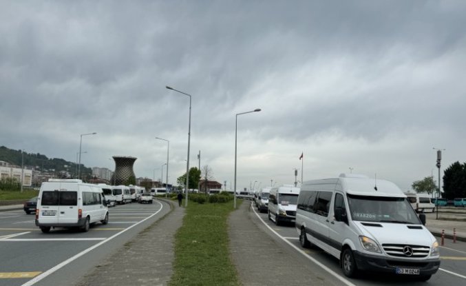 Rize-Trabzon güzergahındaki minibüsçülerden kontak kapatma eylemi