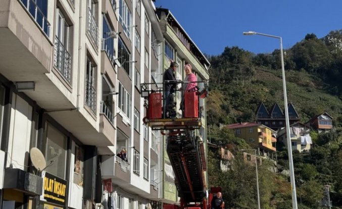 Rize'deki heyelanda evlerinden tahliye edilen vatandaşlar AFAD kontrolünde eşyalarını alıyor