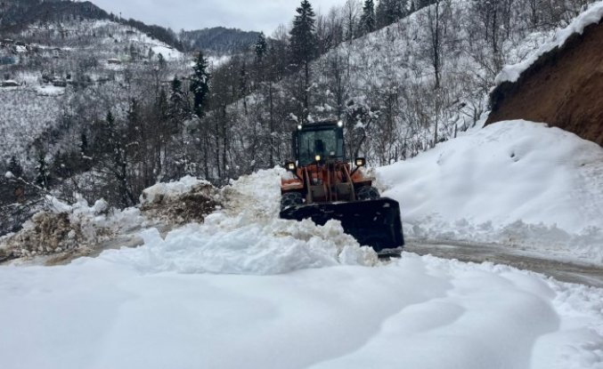 Üçtepe beldesinde kar nedeniyle kapanan mahalle yolları açıldı