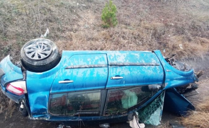 Sinop'ta şarampole devrilen otomobildeki 2 kişi yaralandı