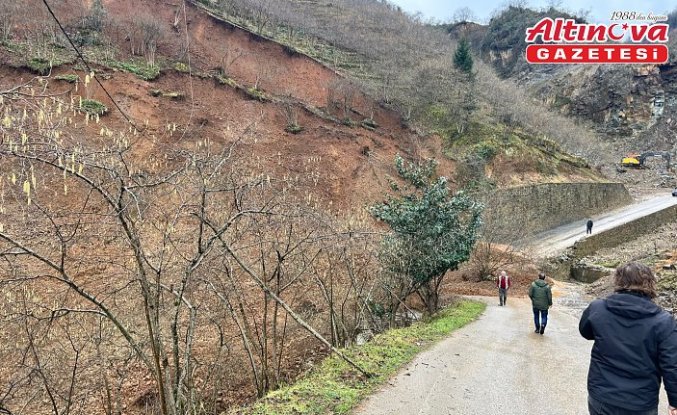 Trabzon'da mahalle yolundaki heyelan kamera tarafından kaydedildi
