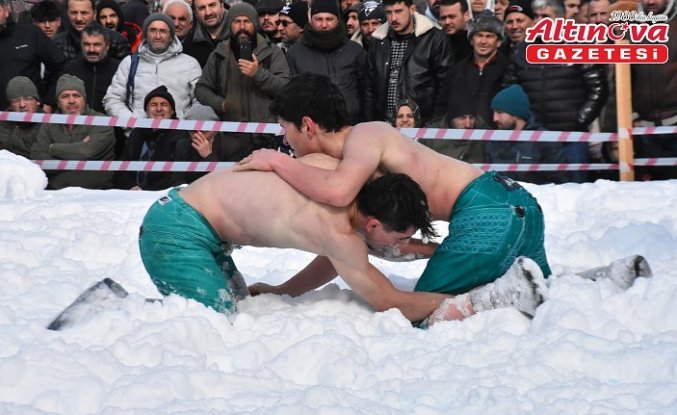 Artvin'de 28. Kar Üstü Karakucak Güreşleri yapıldı